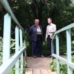 Добрые дела: В Челябинске депутат Кирилл Ветхов помог жителям обустроить мостик в Никольскую рощу
