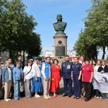 В Уфе в честь Дня военно-воздушных сил прошла церемония возложения цветов к памятнику им. Мусы Гареева