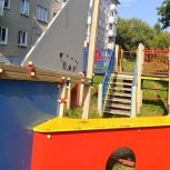 Партийцы проверили детские площадки в Трёхгорном в рамках проекта «Безопасность детства»