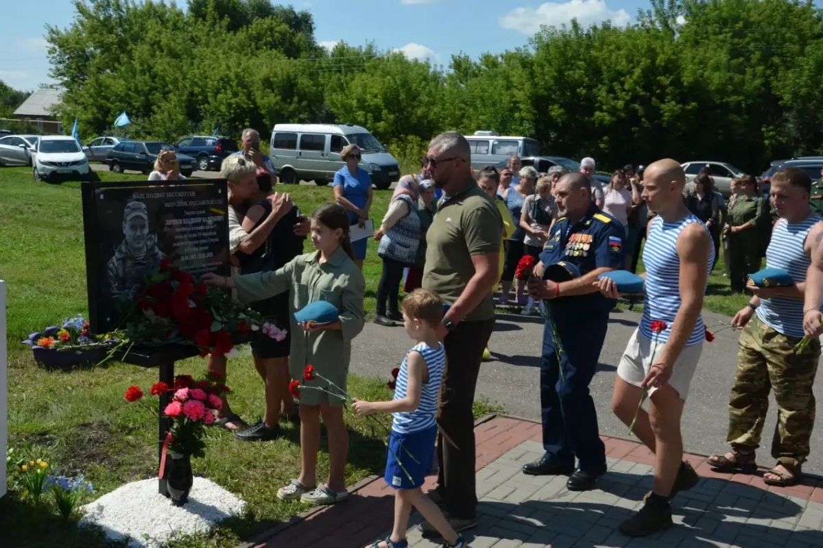 В День ВДВ в Ржаксинском округе открыли мемориальную доску «гостомельскому богатырю» Владимиру Логинову