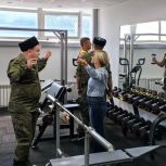 «Партийный десант»: депутаты Единой России оценили ремонт тренажёрного зала в ФОК «Спарта» в Чесме