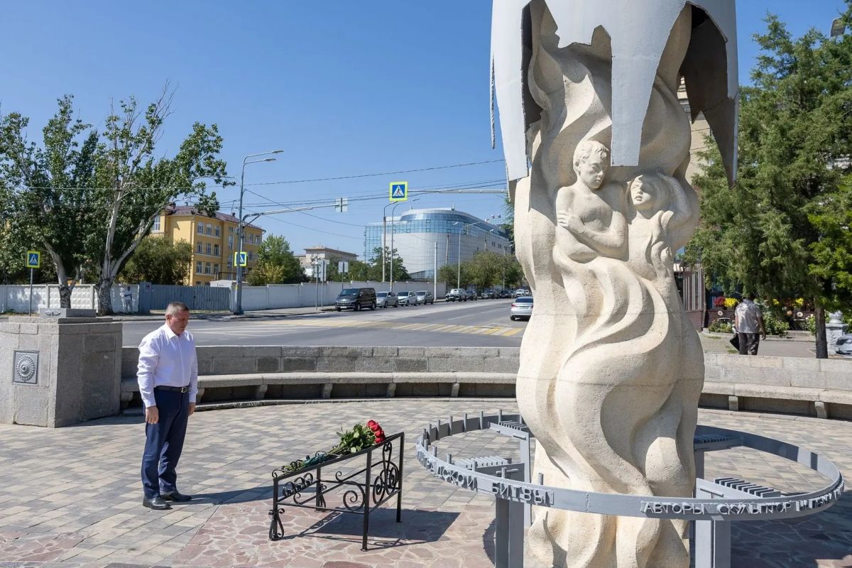 Секретарь реготделения «Единой России», губернатор Андрей Бочаров почтил память жертв массированной бомбардировки Сталинграда