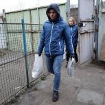 Волонтеры привезли корм в приют для животных в Санкт-Петербурге