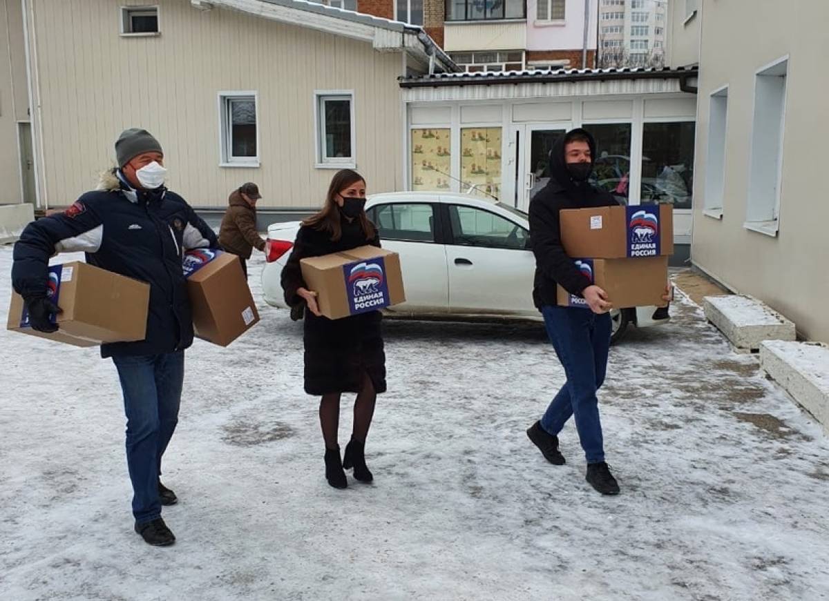 Анастасия Дементьева и Сергей Конов передали новогодние подарки в Тульский  дом ребенка