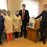 Единороссы Центрального местного отделения передали медицинским сестрам продуктовые наборы