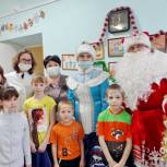 Дед Мороз и Снегурочка вручили подарки пациентам детского отделения Кыштовской ЦРБ