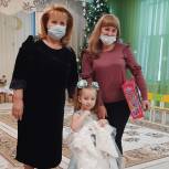 Татьяна Воронина передала новогодние подарки маленьким курянам