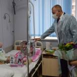 Маленьких пациентов Волгоградского областного онкоцентра поздравили с наступающим Новым годом