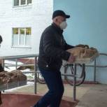 Депутаты привезли горячее питание для медиков, работающих в «красной зоне» Калужской областной больницы