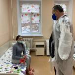 Олег Димов вручил новогодние подарки маленьким пациентам детской областной больницы