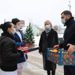 Сотрудники городских больниц, где лечатся пациенты с коронавирусом, получили к празднику в подарок ящики с мандаринами и наборы чая