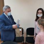 «Особенных» детей с наступающим Новым годом поздравил депутат Сергей Михалев