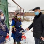 От сладких подарков до планшета - В Новозыбкове единороссы поздравляют малышей