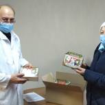 Детям врачей Красноярской городской поликлиники №2 передали новогодние подарки