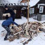 В Сысерти депутат Алексей Бондарев привез дрова в дом многодетной матери
