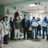 Оренбургским врачам привозят праздничные угощения в Covid-центры
