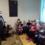 Жуковские единороссы  поздравил ребят, занимающихся в центре социального обслуживания