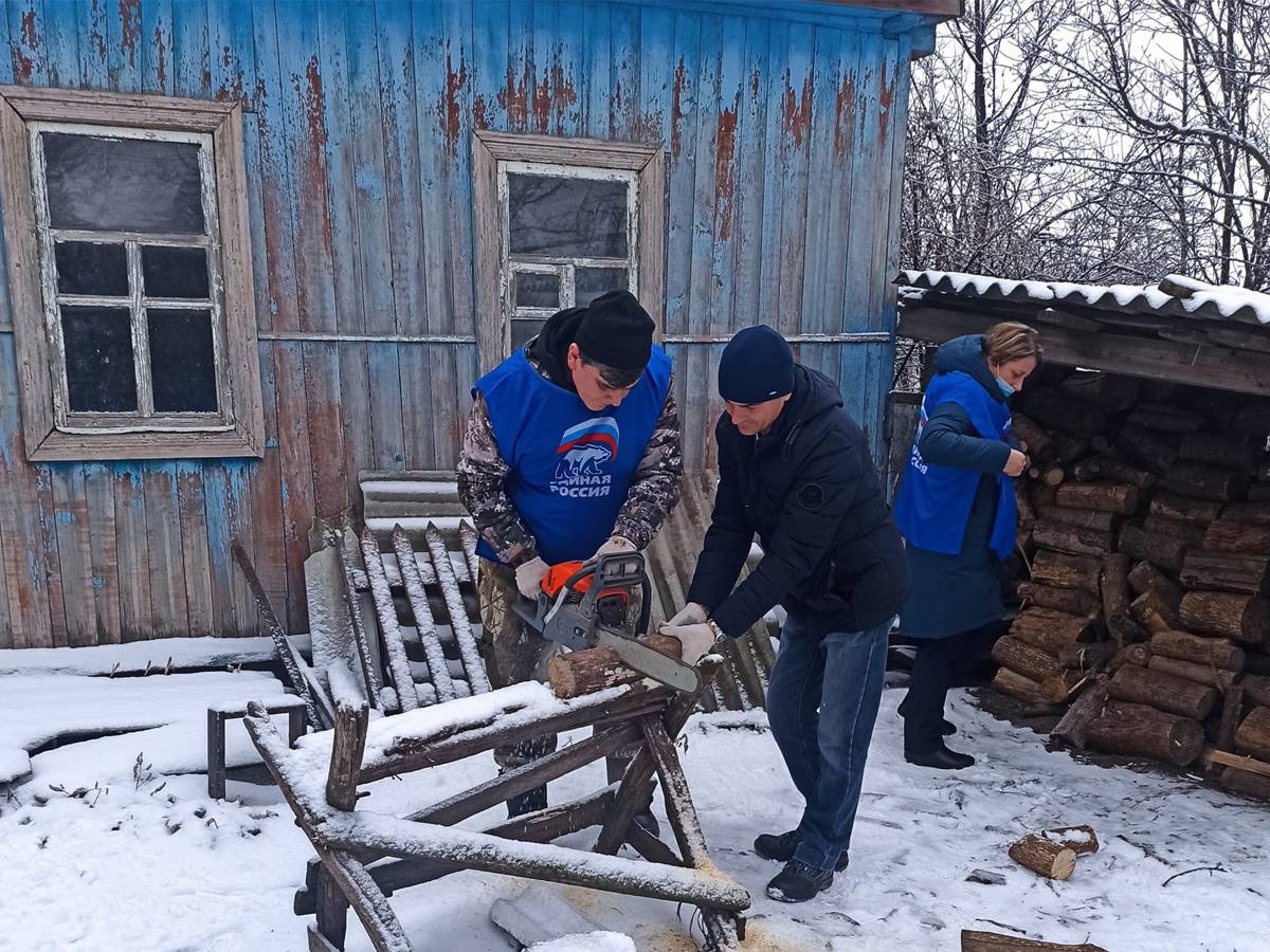 Волонтеры оказали помощь по хозяйству пожилой женщине из Поныровского района