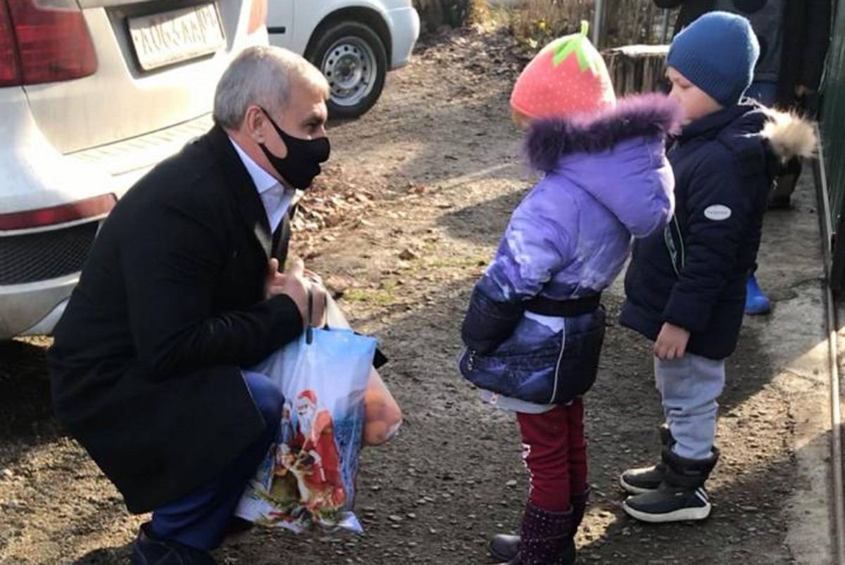 Семьи, воспитывающие детей-инвалидов, получили новогодние подарки от  депутата