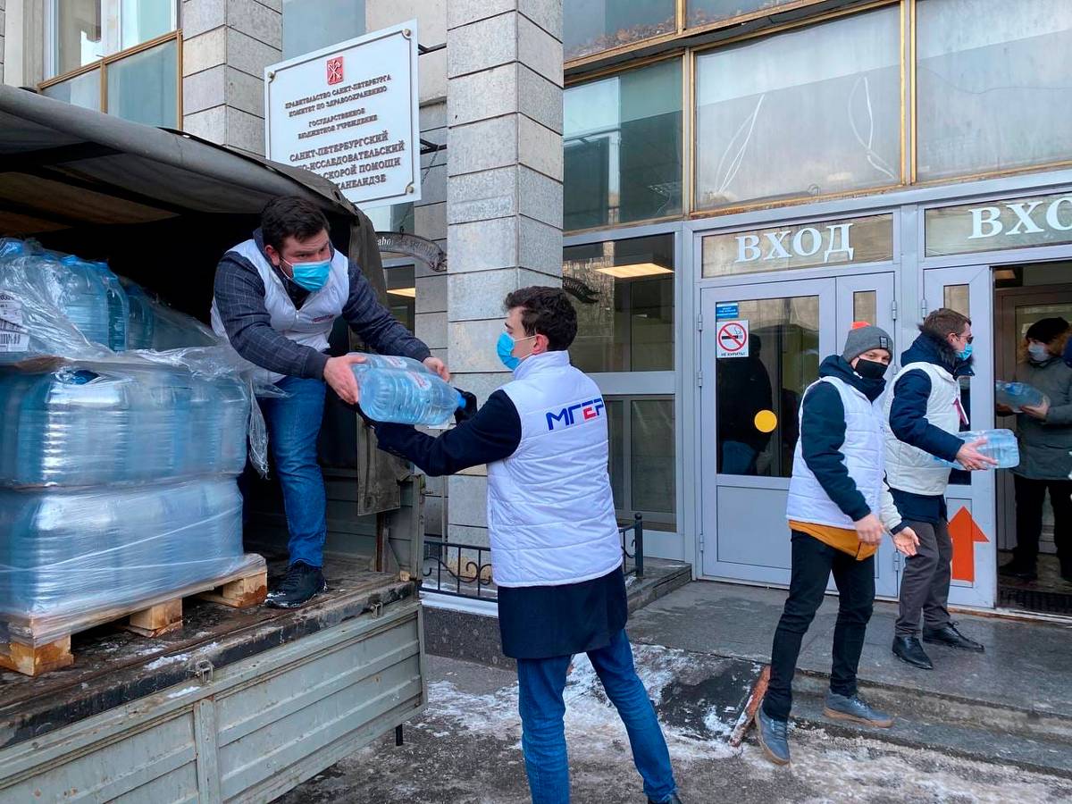 Волонтеры передали 2 тонны воды в НИИ скорой помощи им. И.И. Джанелидзе