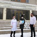 Депутат Госдумы доставила бесплатные лекарства болеющим коронавирусом дома
