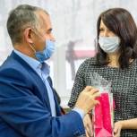Владимир Шапкин передал 200 продуктовых наборов с мёдом активистам общественной организации