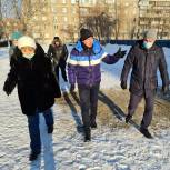 Калининский район: партийцы проверяют работы в рамках «Городской среды» по ул. Каслинская, 17-Б