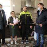 Единороссы поздравили семью, воспитывающую 15 детей