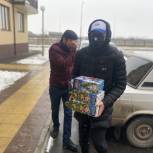 Елки в ковид-госпиталях, подарки семьям медиков и ветеранам — добровольцы организуют праздник для тех, кому нужна поддержка