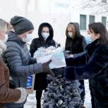 Волжские волонтеры помогли украсить к Новому году три ковидные больницы