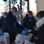 Волгоградские волонтеры доставили сладкие подарки в социальные учреждения региона