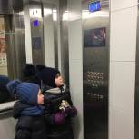На юго-востоке Москвы по просьбе жителей в лифте многоэтажки установили видеомонитор