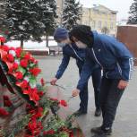В День освобождения города Калинина от немецко-фашистских захватчиков волонтёры партии возложили цветы