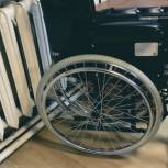 Единороссы приобрели для жителя Восточного округа инвалидную коляску