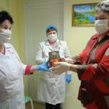 В Приволжском районе депутаты поздравили медперсонал ФАПа с наступающим Новым годом