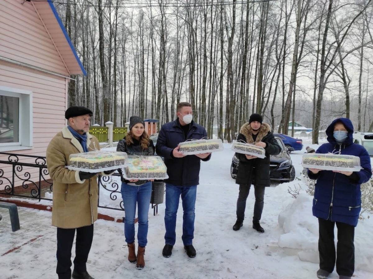 Новогодние поздравления продолжаются