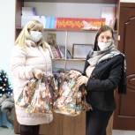 Депутат передала сладкие подарки для детей из многодетных семей