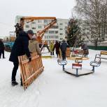 Кинешемские депутаты вместе с жителями установили и украсили новогодние елки