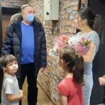 Владимир Солдатенков поздравил с Днем матери семью, воспитывающую 12 детей