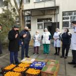 Медикам Кизлярской центральной городской больницы передали фрукты в канун Нового года