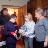 Ольга Тимофеева привезла детям новогодние подарки