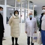 Волонтеры и депутаты передали коллективу ростовского ковидного госпиталя продуктовые наборы