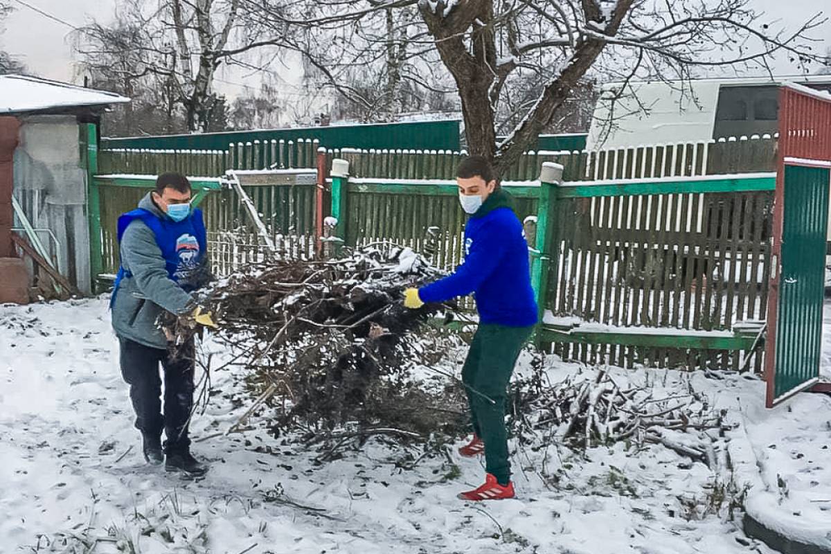 Волонтеры помогли жительнице деревни Юдино Татьяне Зюзьгиной навести порядок  на садовом участке