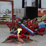 Единороссы Новосибирской области почтили память погибших воинов