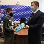 Ивановским семьям передали планшеты для онлайн-обучения школьников