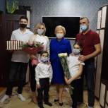 Алла Чертова поздравила многодетную маму с праздником