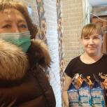 В Кузбассе депутаты доставили продуктовые наборы многодетным семьям