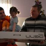 Дмитрий Свиридов подарил синтезатор участнице благотворительной акции "Елка желаний"