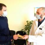 Активисты волонтерского центра вручили подарки медикам