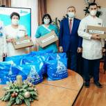 Три многодетные семьи медработников тюменской больницы получили к Новому году ноутбуки
